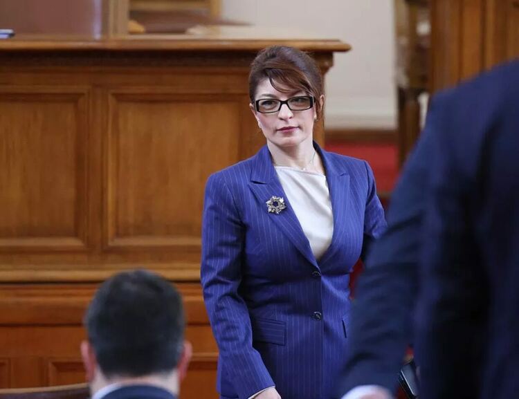 Парламента прекрати пълномощията на Десислава Атанасова като депутат, заради избора й за конституционен съдия