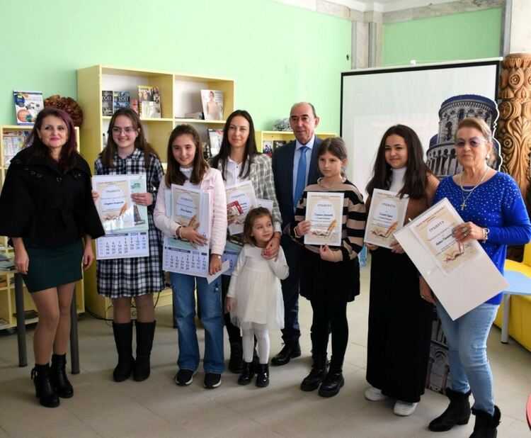 Двама са победителите в "Читател на годината" в Асеновград 