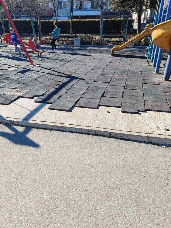 Опасна детска площадка в Хасково
