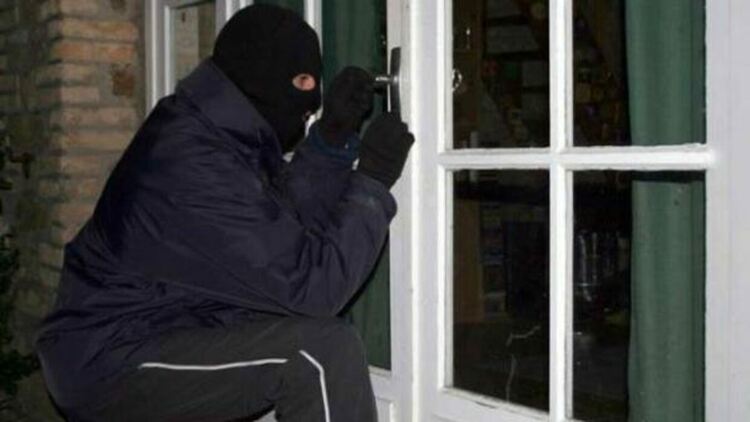 Криминално проявен от с.Конуш ограбил къща в  Чепинци, в Смолян неизвестен нарязал гумите на Мерцедес