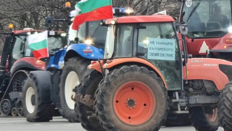 За втори ден земеделски производители от Пернишко излязоха на протест, блокирайки няколко пътни участъка