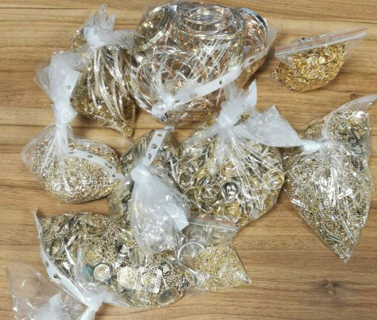 Контрабандни златни накити за над 100 хил.лв. откриха в 65-годишна жена 