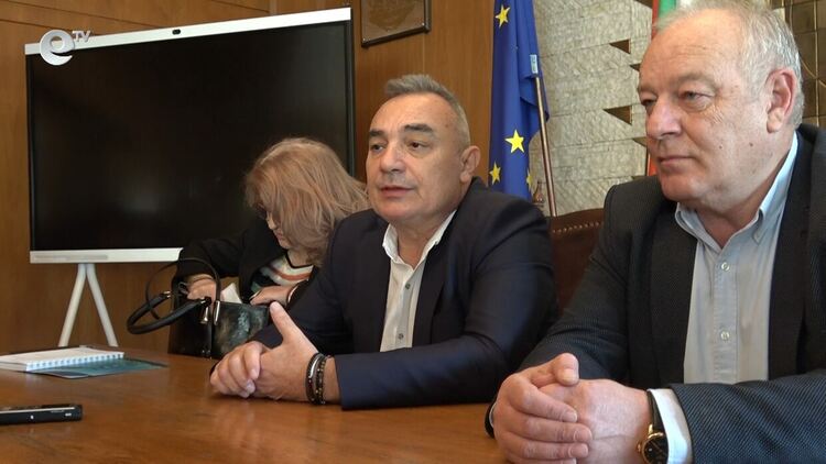 Министър Кръстю Кръстев попари мераците на актьорите сградата на театъра да стане отново държавна / ВИДЕО/