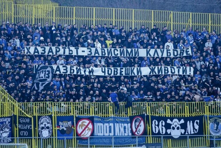 Сини фенове протестират срещу спонсора на "Левски