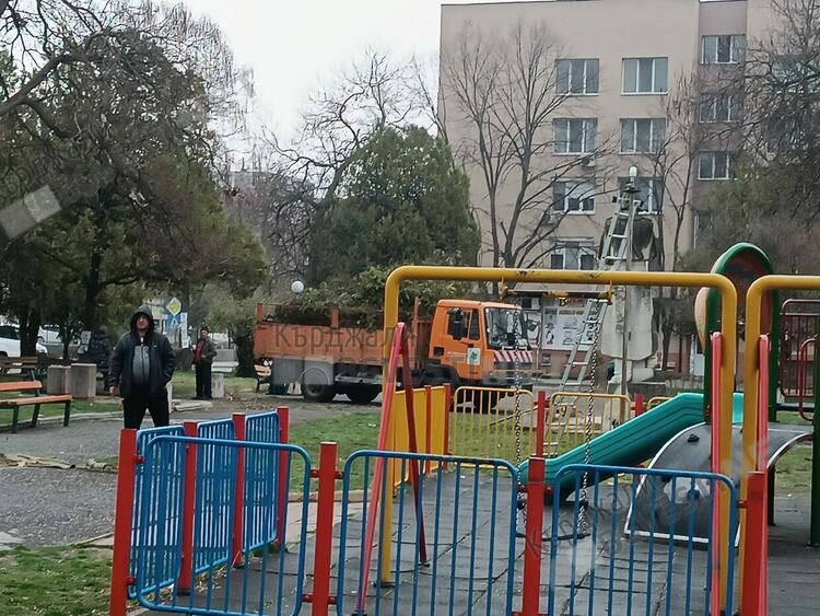 Кметът подхвана и уличното осветление, общинска фирма подменя изгорелите лампи в Кърджали