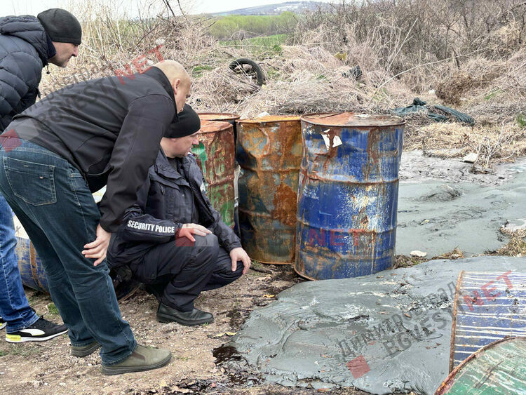 Тонове опасен отпадък е разсипан край Димитровград