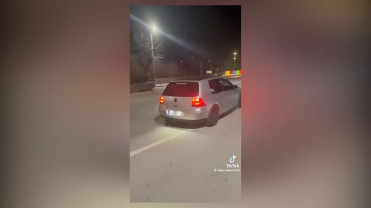 Вижте как 21-годишен хвърчи с колата си из смолянските улици / ВИДЕО/