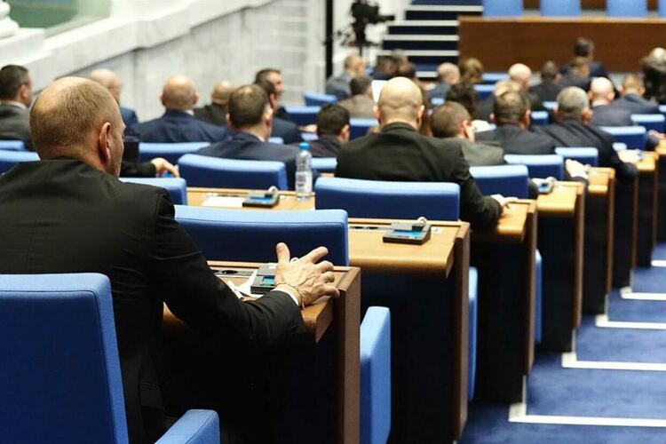 На първо четене: Депутатите приеха промени в Закона за българските лични документи