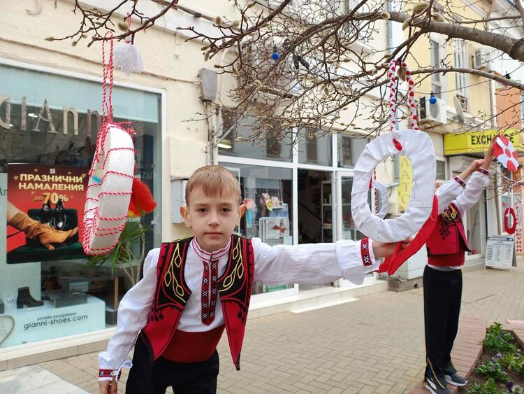 Деца украсиха с мартеници дърветата в центъра Хасково