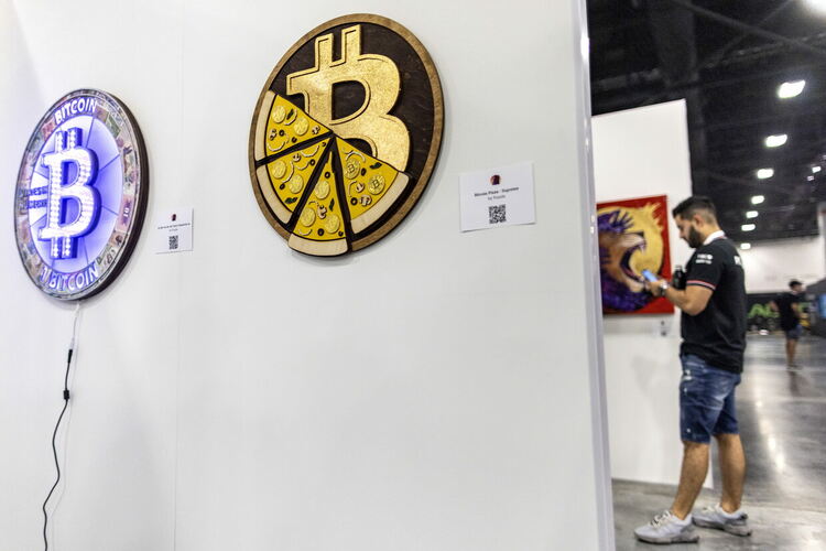 Биткойнът достигна близо 64 000 долара, поскъпва и етерът