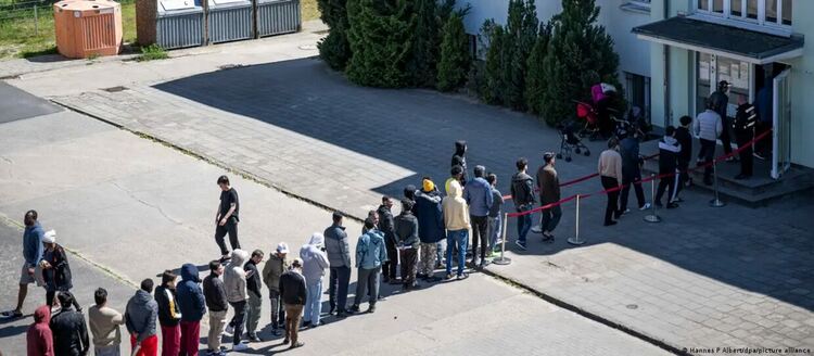 80 цента на час: германски окръг задължи бежанци да работят