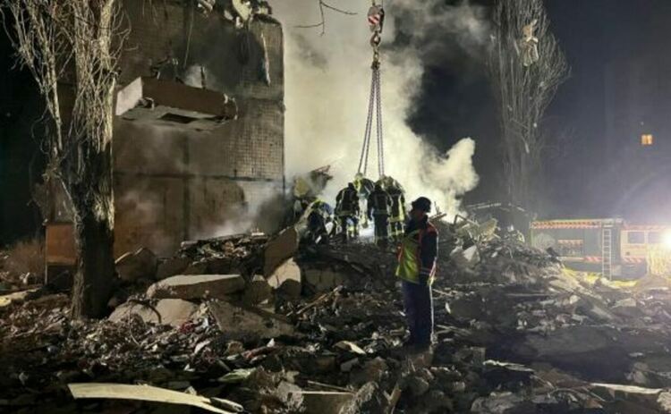 Руски дрон срути 9-етажна панелка в Одеса, има загинали и ранени