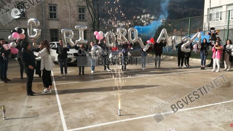 Вижте оригиналната покана на 12 А клас от СУ "Св. св. Кирил и Методий" към класния им ръководител / ВИДЕО/
