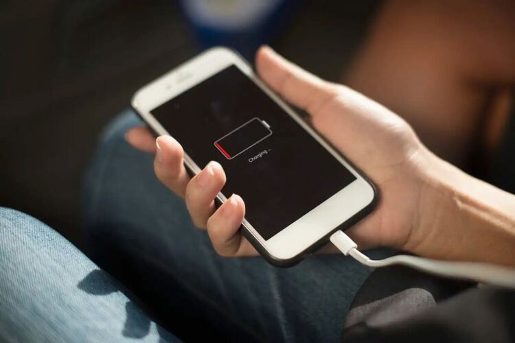 Потребителите на iOS 17.4 се оплакват от много бързо изтощаване на батерията след инсталирането на новата версия