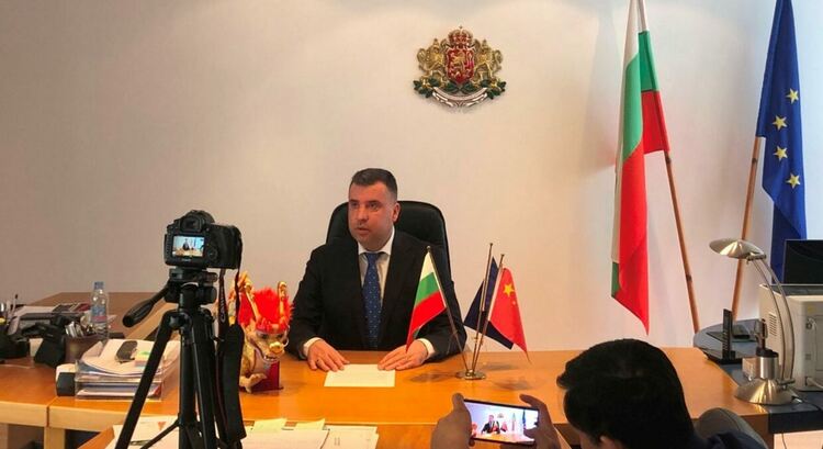 Областният управител Сираков рекламира област Смолян в интервю за китайската телевизия CETN