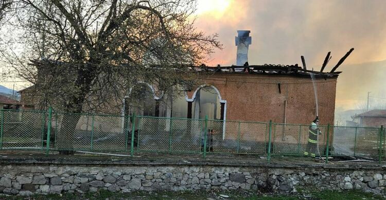 Гори училището в село Езерово