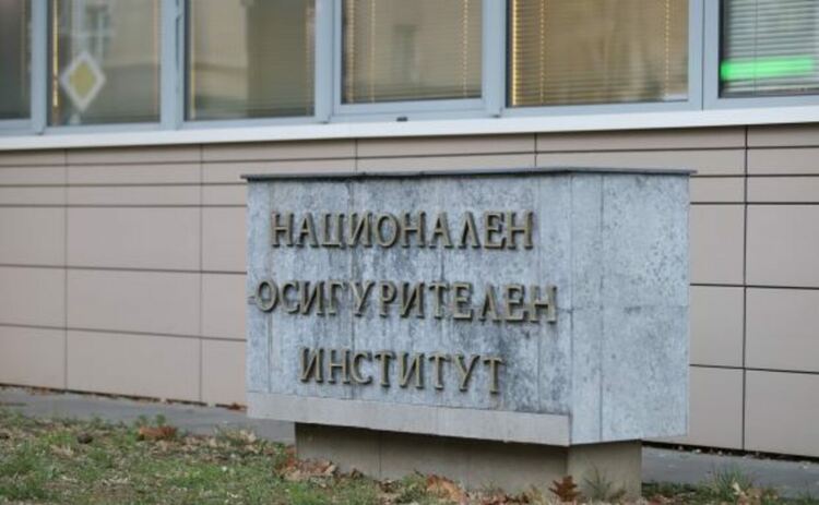 Преизчисляват пенсиите на 350 000 работещи пенсионери