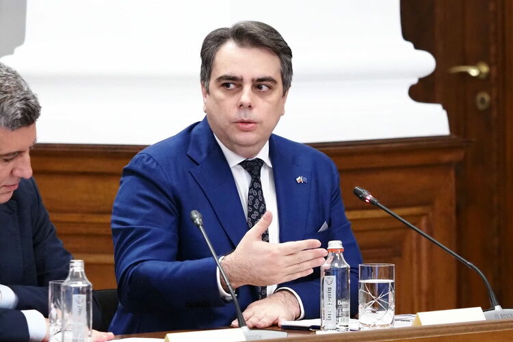 Управляващите нямат намерение да вдигат данъците, увери Асен Василев