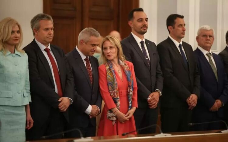 Властта претърпя пълен провал с поръчки за милиарди