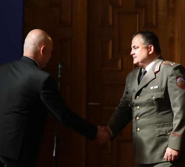 Министърът на отбраната Тодор Тагарев награди военнослужещите от 101-ви алпийски полк, които спасиха бедстващи хора в Родопите.