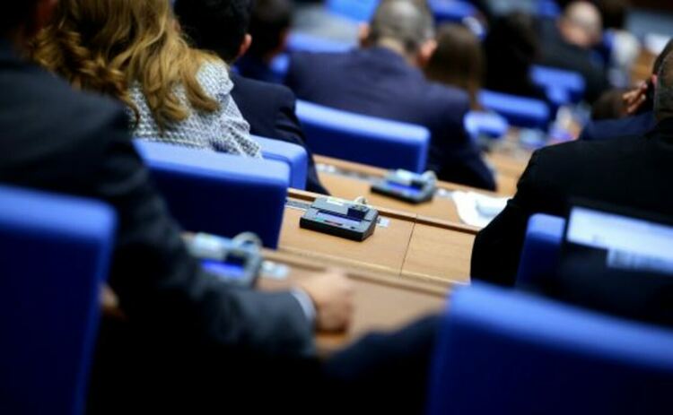Утре НС заседава извънредно, за да оправи конституционната каша със служебните премиери