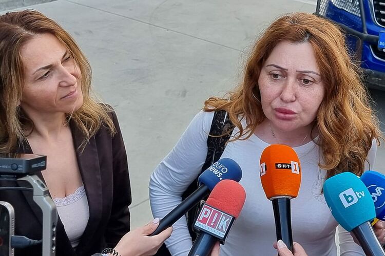 Без изненади: много пари, документи и дори бял прах открили у 7-членната „банда на Петя Банкова“