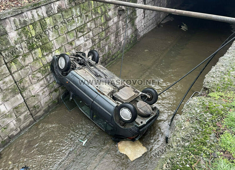 Водач се блъсна в гробище и се обърна по таван, кола падна в Хасковската река