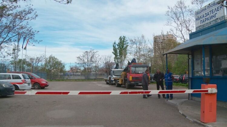 Паяк вдигна колата на служител на ДАИ Пловдив, той свали номерата на репатрака