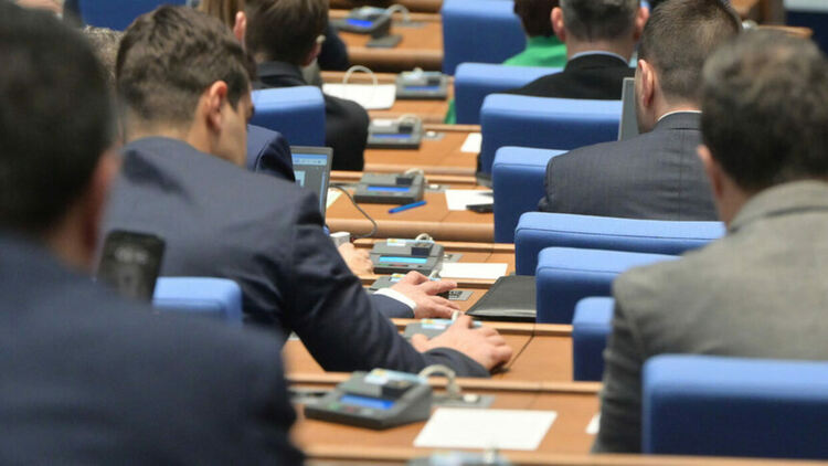 Парламентът отложи с една година либерализацията на пазара на ток