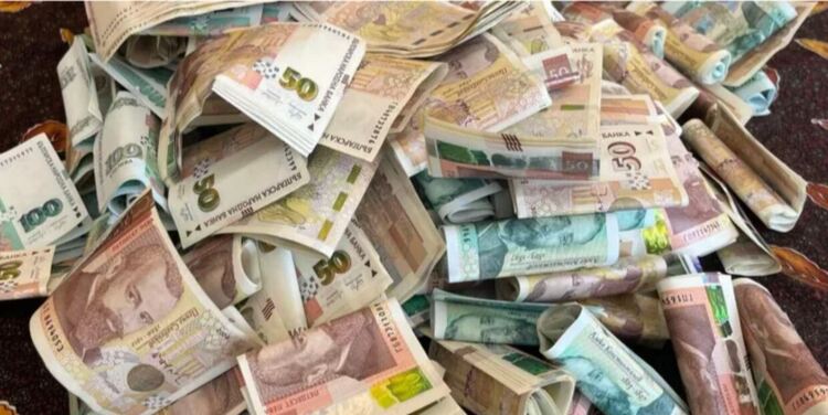 Откриха в храсти 200 лева и 25 000 лири, които внук задигна от дядо си