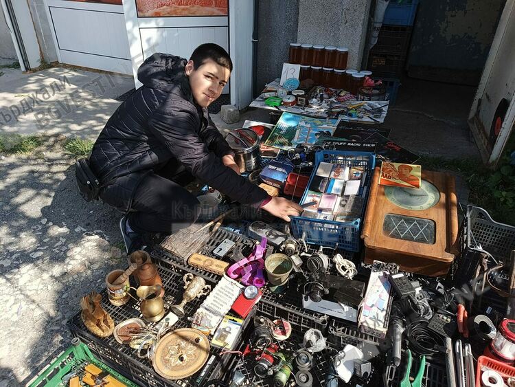 Млади кърджалийци са запленени от автентичната родопска музика, търсят аудио касети и плочи на Битака в Кърджали