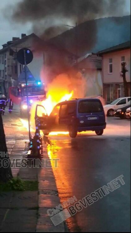 Кола се подпали на главна улица в кв.Райково и изплаши хората наоколо