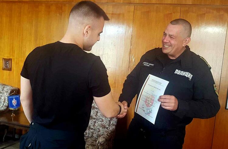 Младеж от Димитровград поваля крадец, полицията му благодари