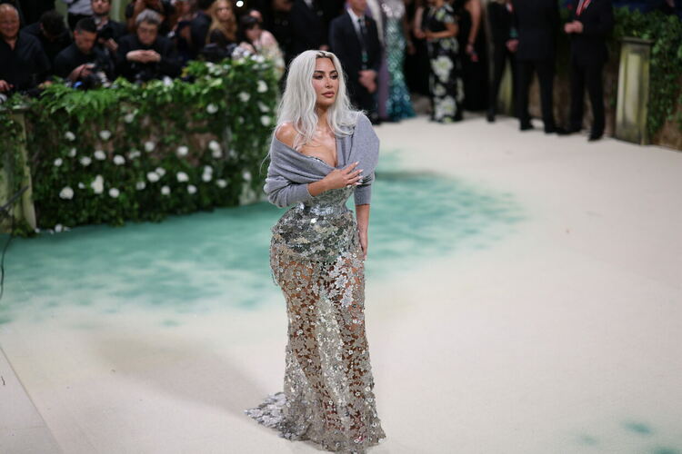 Талията на Ким Кардашиян на Met Gala: по-малко ребра или друго 