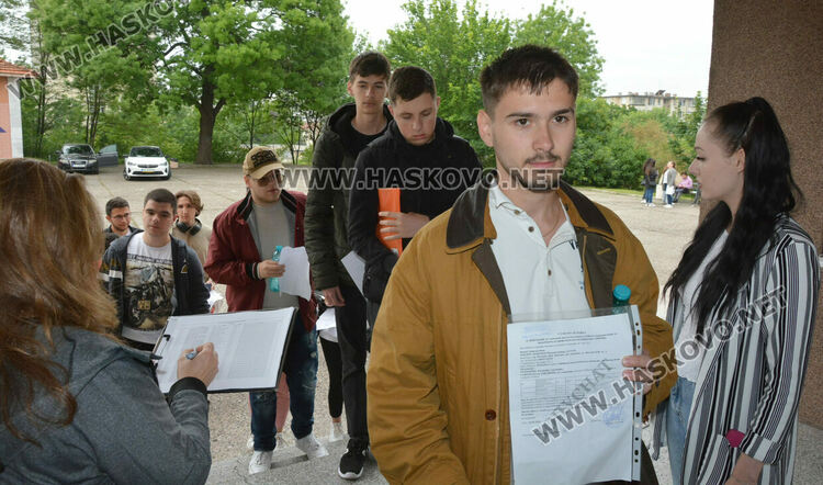 Над 46 000 зрелостници се явяват на втора матура, ще пишат по Вариант 1