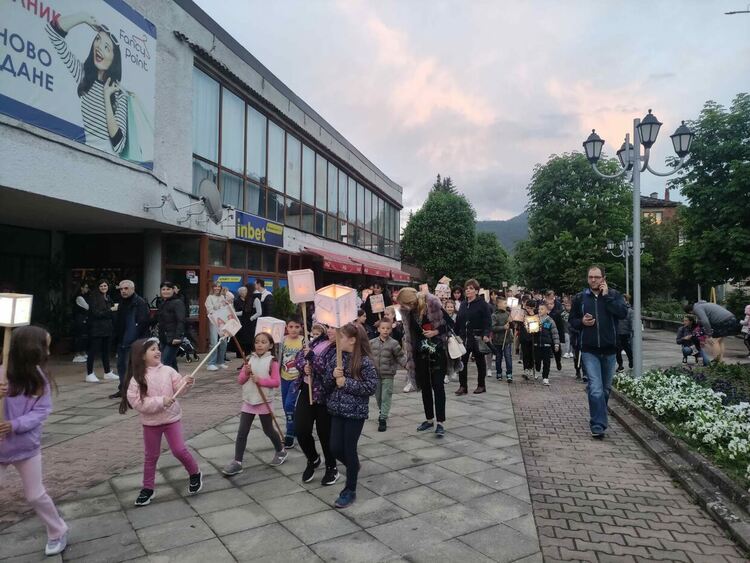 С факелно шествие и празнична програма учениците в Устово почетоха 24 май