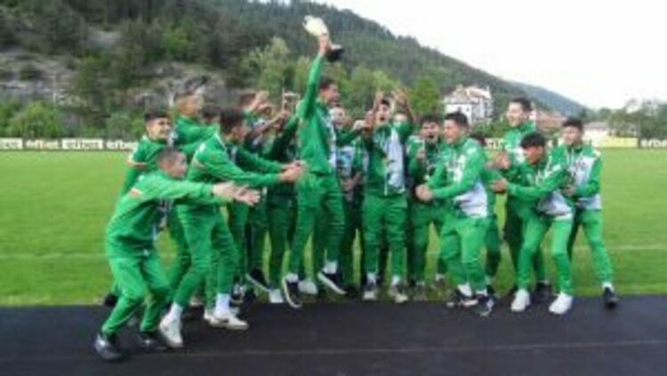 Юношите на Аврамов първи в групата, връчиха им купата под аплодисментите на футболни шефове 