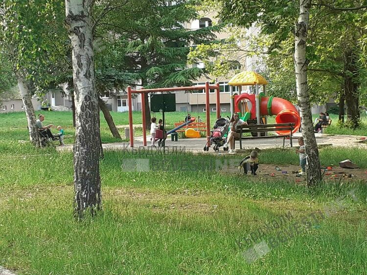 Детската площадка зад блок 53 във „Възрожденци“ бе превърната в мини парк