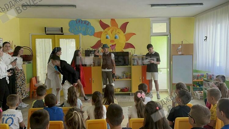 Ученици от Езиковата гимназия представиха приказката "Червената шапчица" на децата от ДГ"Райна Княгиня"