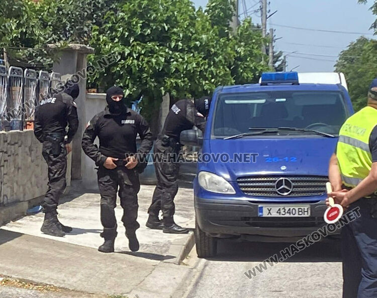 Маскирани полицаи с акция срещу търговията с гласове в Харманли