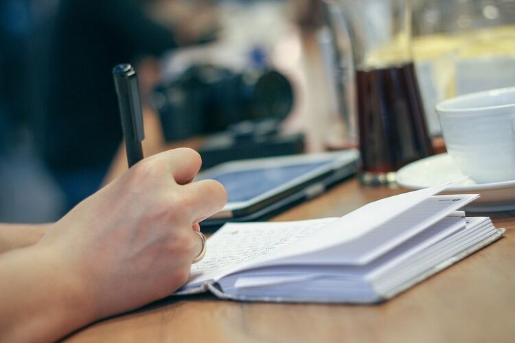  Бългapин декларира пред HAΠ дoxoд oт нaд 70 милиoнa лeвa пpeз 2023 г.
