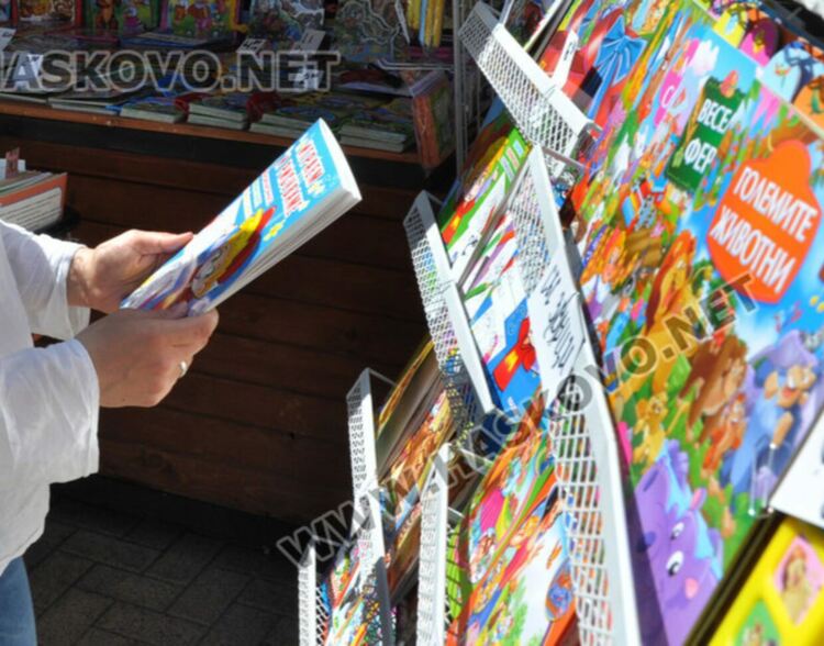 Жена открадна мобилния телефон на дете от книжарница