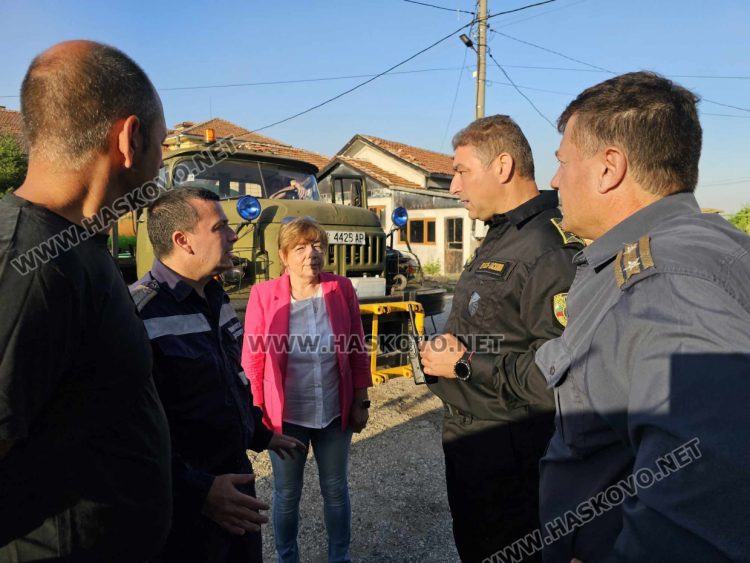 Спряха пожара в Сакар на метри от село, но изпепели 1000 дка гора