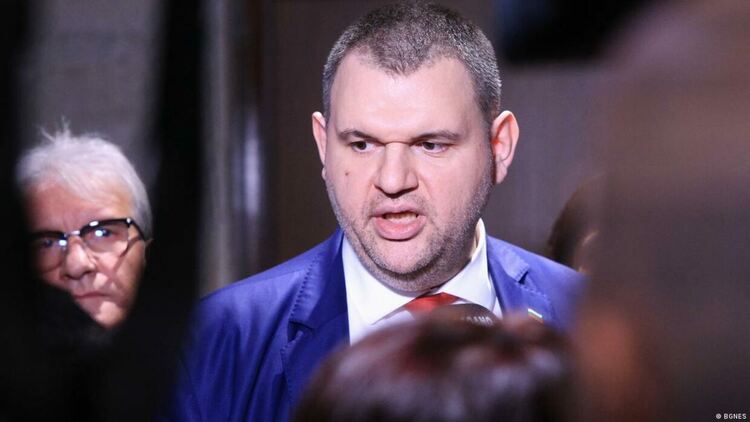 Пеевски "взривява" ДПС: Какво се случва там?