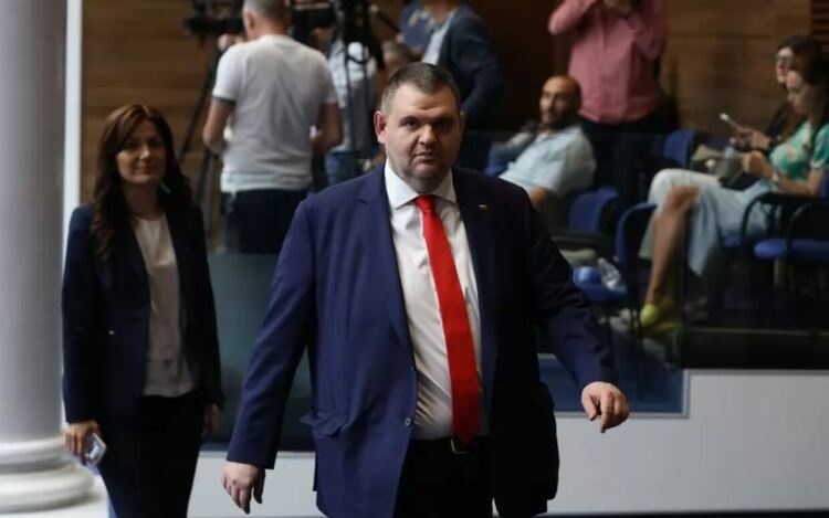 Пеевски спря временно чистката в ДПС