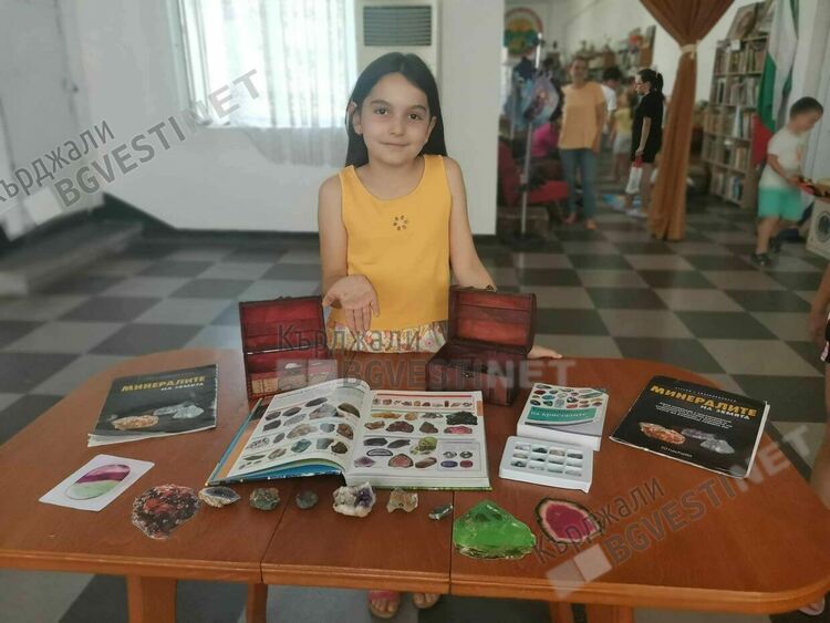 Момиче от Кърджали колекционира минерали, изнася лекция за тях пред своите връстници в читалището в Гледка