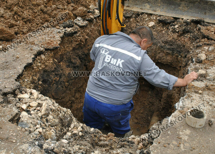 Работят по отстраняване на авария  в напорен водопровод в община Свиленград