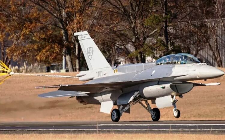 Словакия получава първите си два F-16, а следващата е България