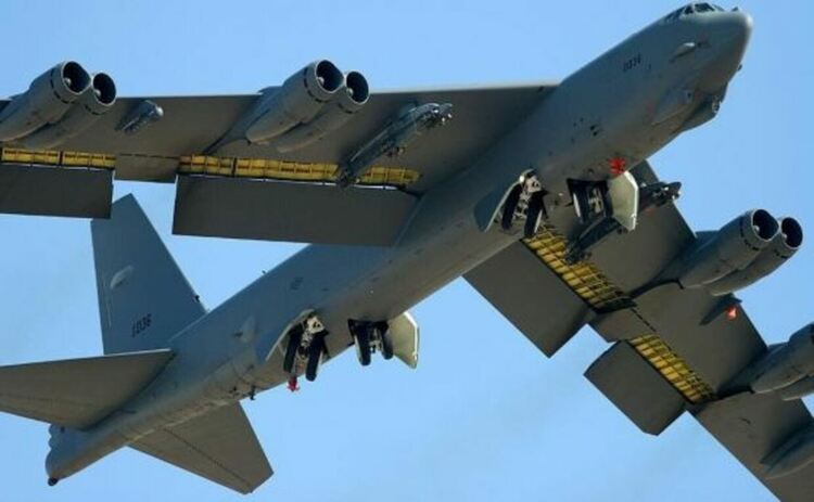 НАТО укрепва източния фланг: Два американски бомбардировача Б-52 кацнаха в румънска база