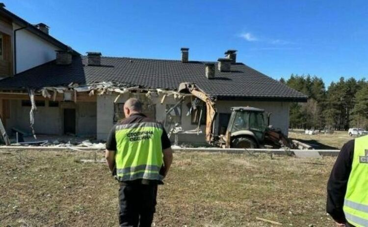 Пернишки съд спря събарянето на зимния сарай на Румен Гайтански-Вълка